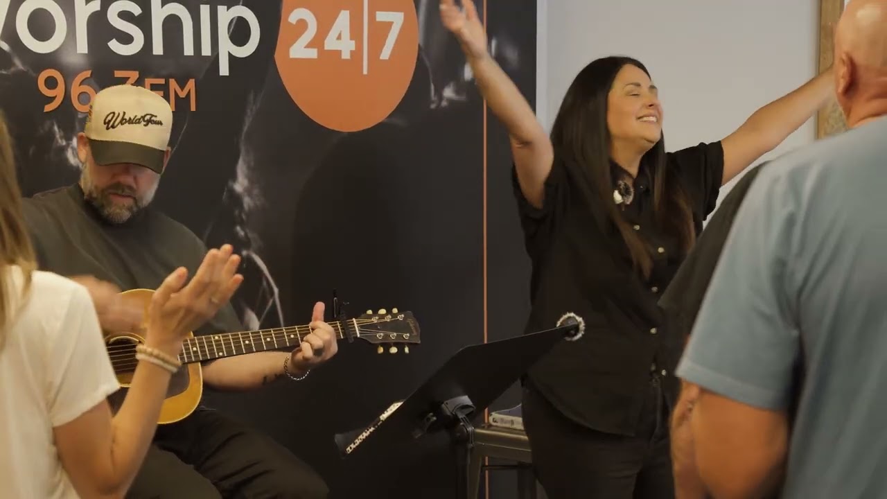 Worship Moments: Hope Darst - 