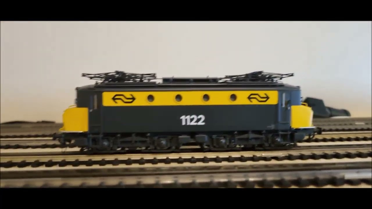 Piko 1111 tegenover de Philotrain 1122