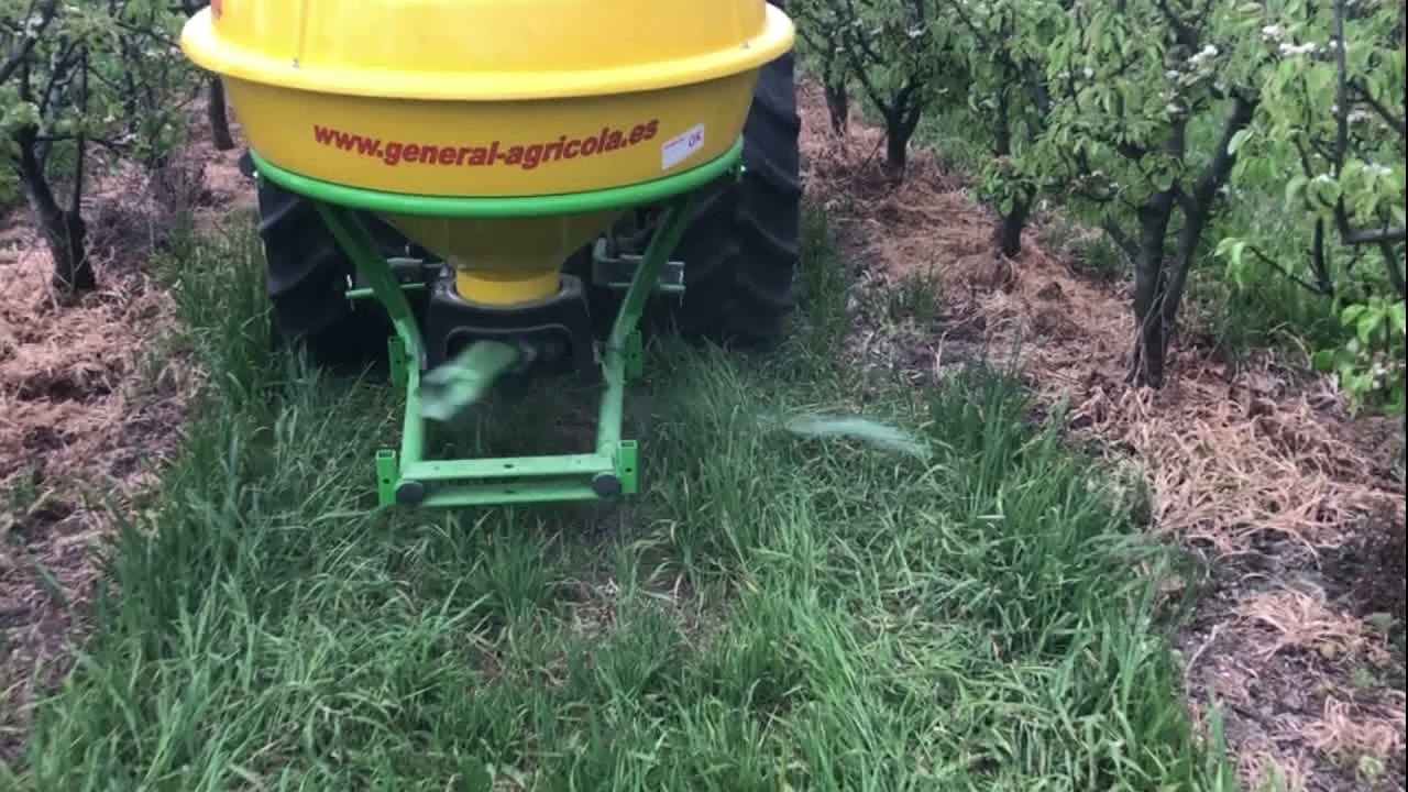 ABONADORA PENDULAR APLICANDO EN LA FILA DE LOS FRUTALES