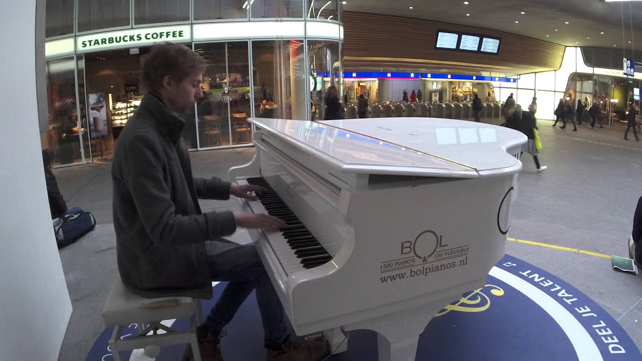 Gert improviseert op de piano van Arnhem Centraal