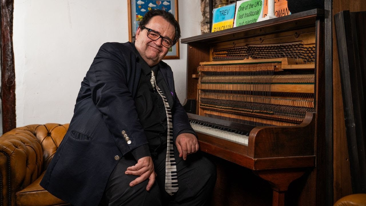 One of Britain's last 'pub pianists' with 4,300 songs fears the tradition dying out | SWNS