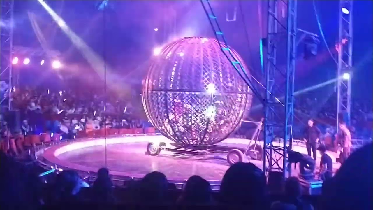 La esfera de la muerteeee(circo:los trompitos)