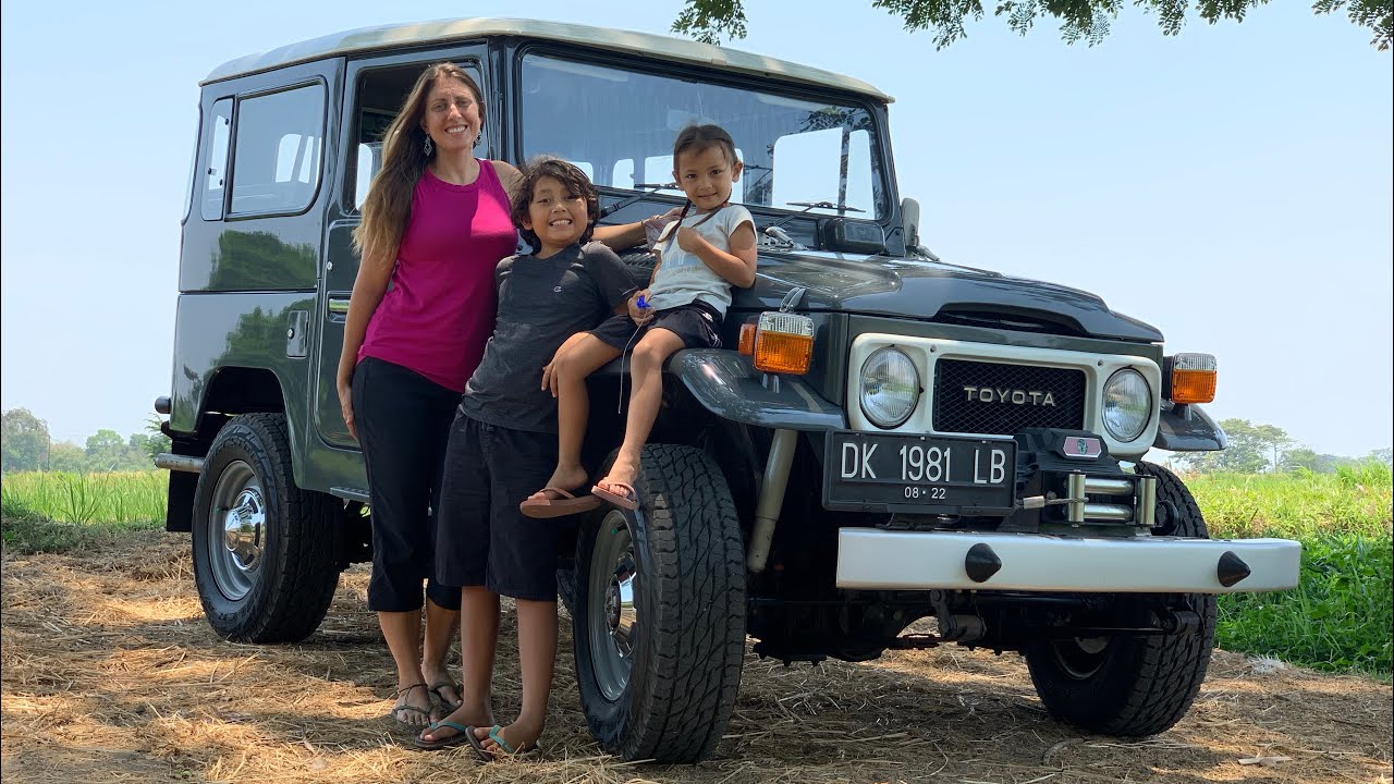 Toyota FJ40 Land cruiser Sunrise Road trip to Bromo volcano