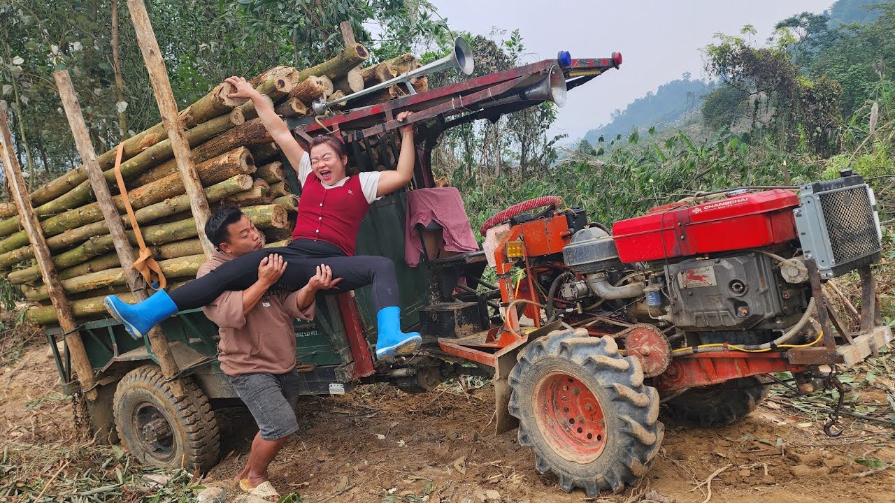 Agricultural vehicles transporting wood, the shipment is too difficult.