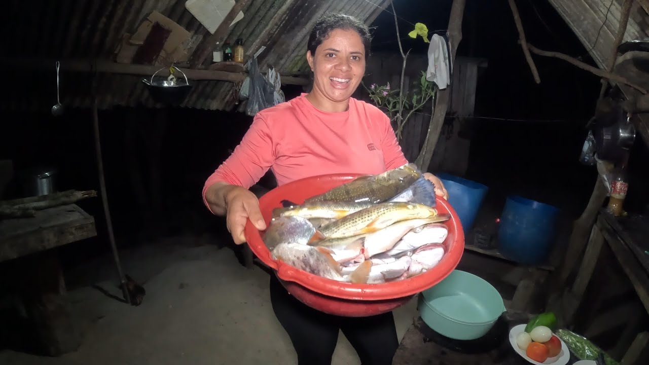 PESCARIA COM AMIGO E PEGAMOS MUITO PEIXE E FIZEMOS MOQUEQUA NO FOGÃO A LENHA