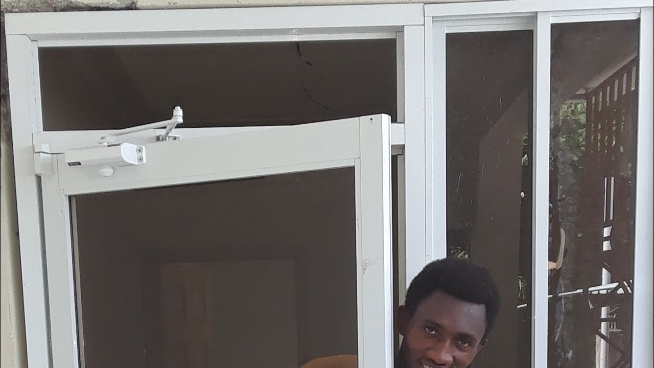 Métaux constructifs  d'une Porte Pivotante ou entrance door