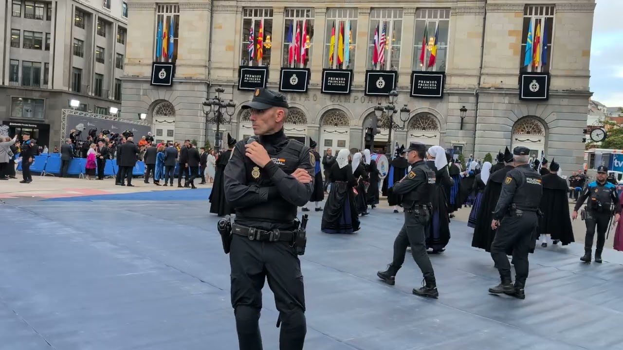 Llegada Banda de Gaitas Ciudad de Oviedo Premios Princesa de Asturias 2024