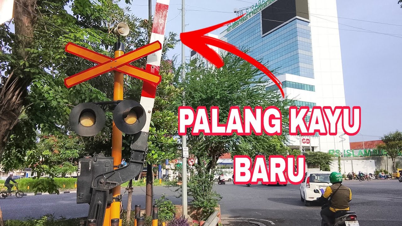 Palang pintu kayu baru di perlintasan kereta api rsi royal plaza wonokromo surabaya