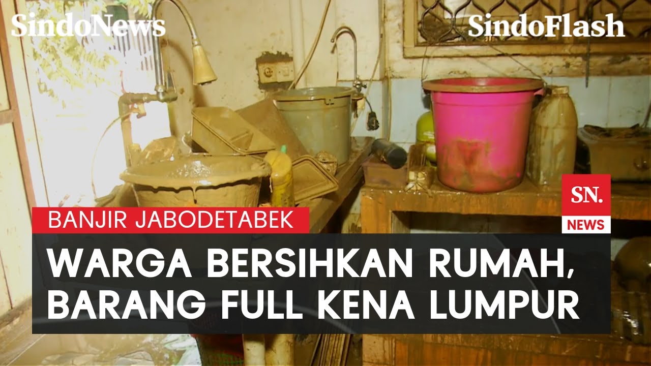 Warga Pondok Gede Bekasi Berjibaku Bersihkan Lumpur usai Dilanda Banjir | Sindo Flash