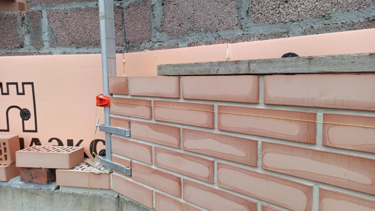 Кладка кирпича Грозненский кирпич на белый шов.