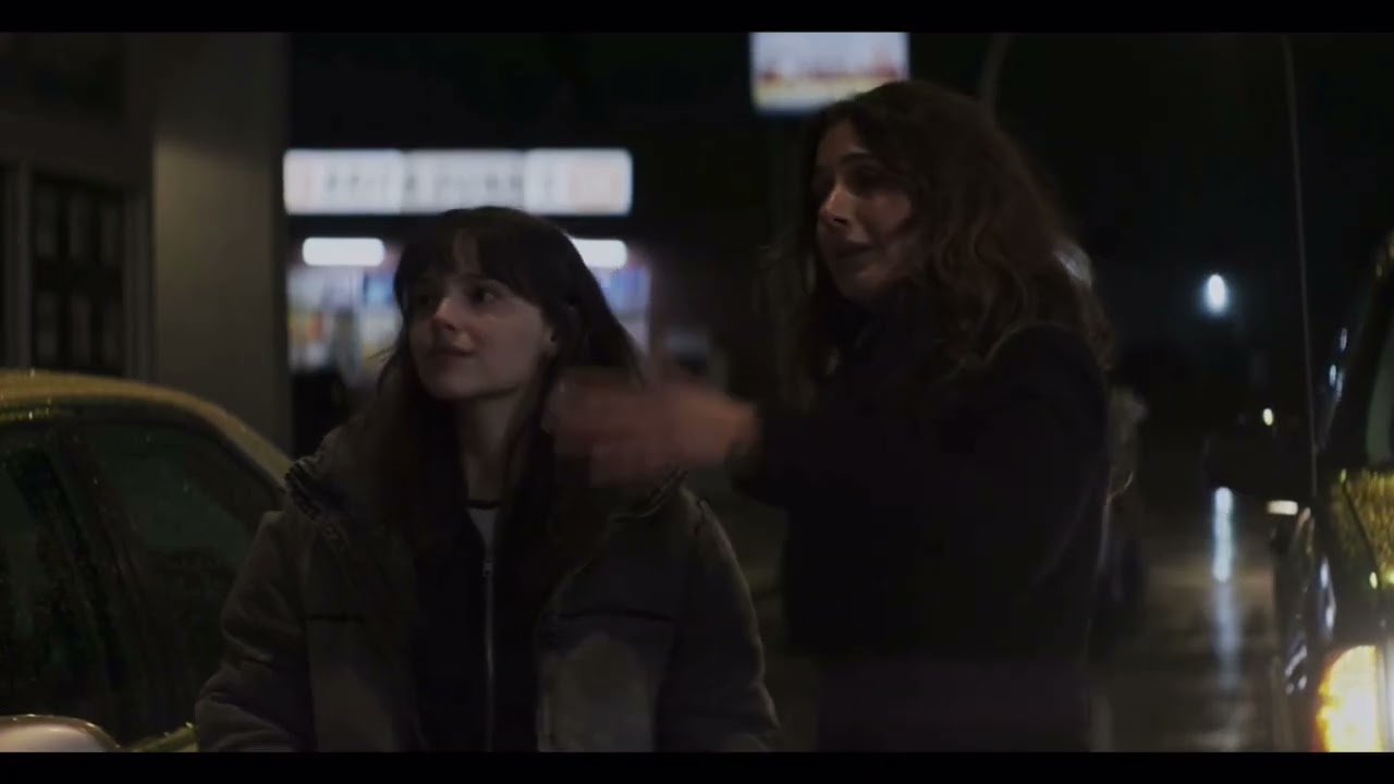 People of Smallville sees what has happened to Superman so Lana tries to keep order