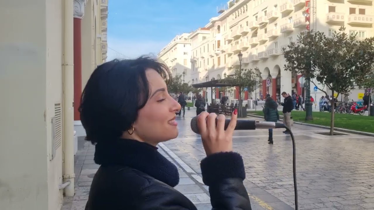 Ελενα Νάσιου: Μια Κεφαλονίτισσα τραγουδάει στους δρόμους της Θεσσαλονίκης