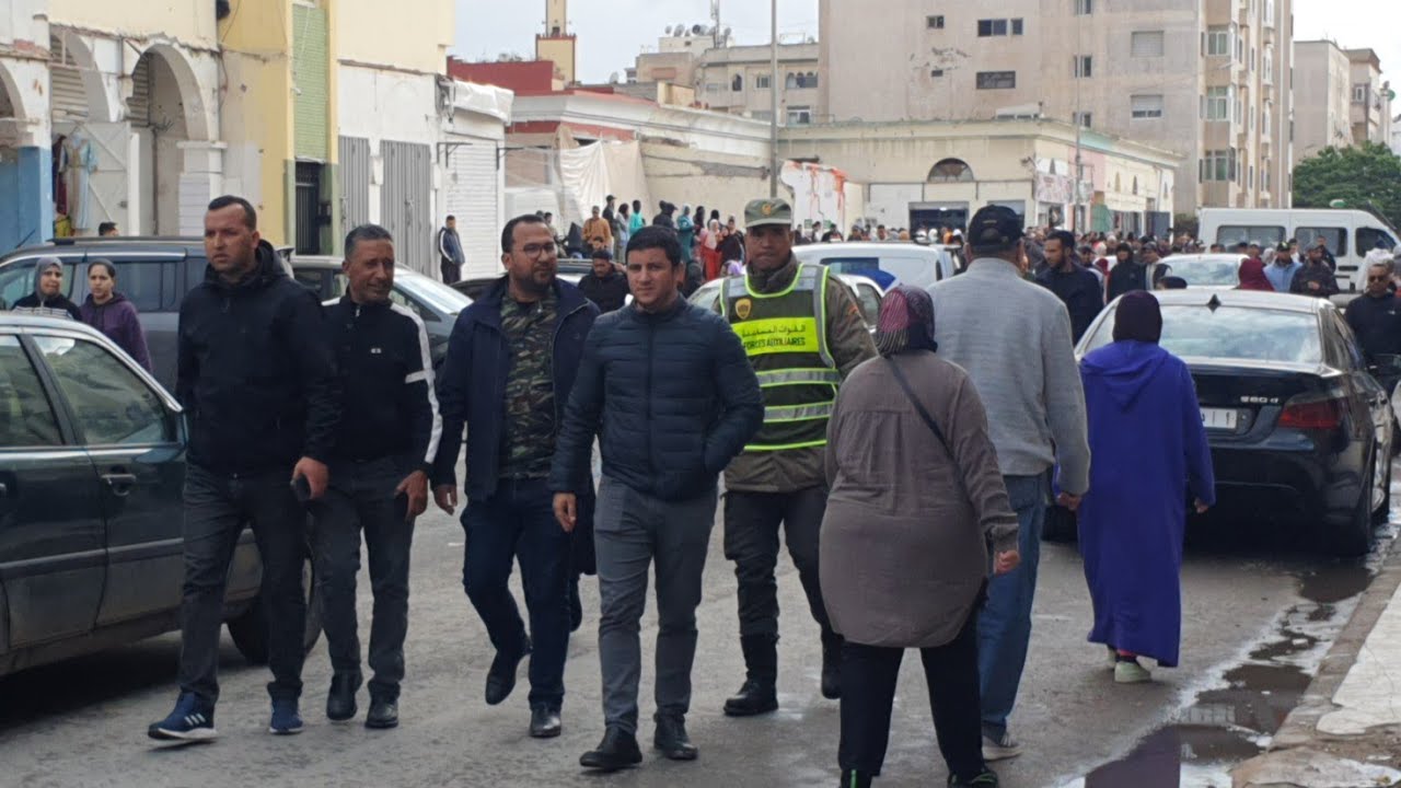 تمارة نايضة في المسيرة 2 حملة شرسة لتحرير الملك العمومي تحصد الأخضر واليابس وسط إنزال أمني مكثف