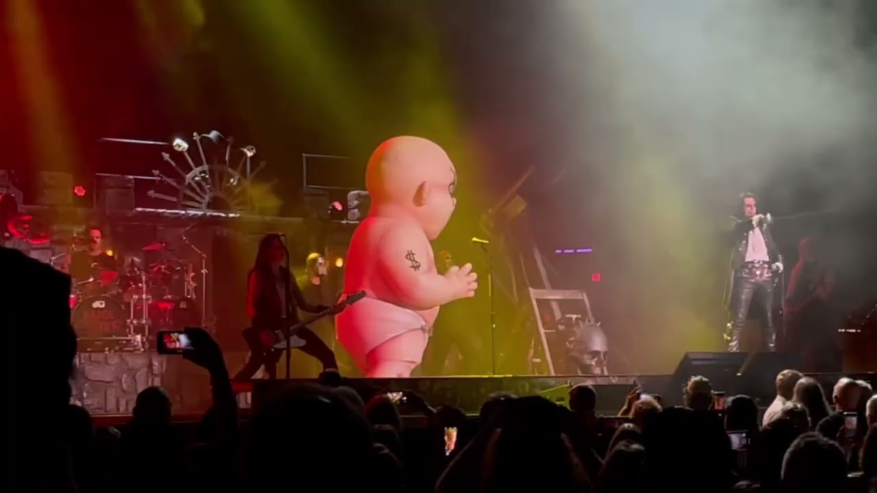 ALICE COOPER Performs BILLION DOLLAR BABIES With A VERY Large Baby & Saber in Nashville TN 10/3/2021