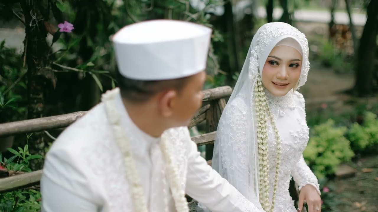 FUJIFILM XH1 + Voightlander 35mm F1.2 For Cinematic Wedding Video - Triya & Siti Wedding Clip