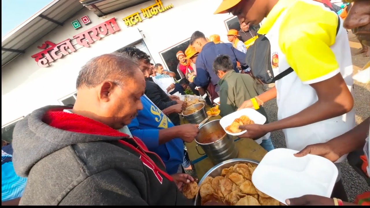 Hum sab jare hai Shirdi raat ke 3 baje Bhandara ka khana banane 