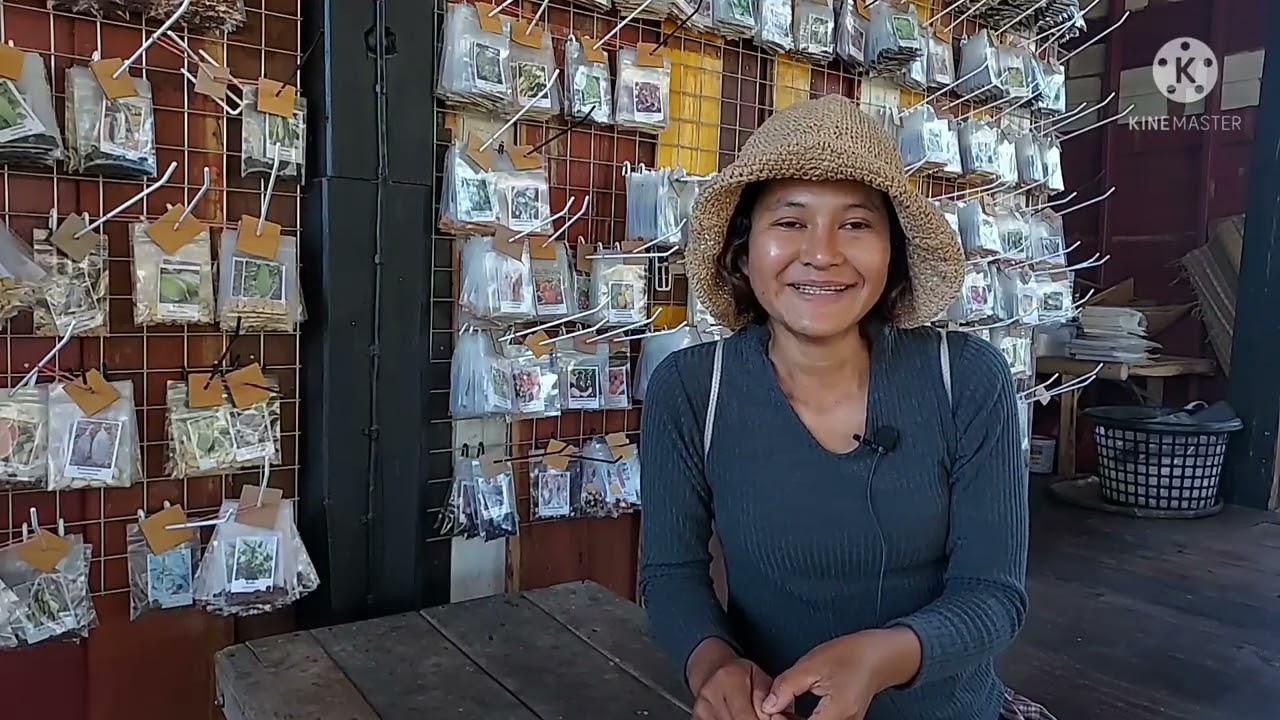 น้องเอม เรียนมาเพื่อเก็บเมล็ดพันธุ์