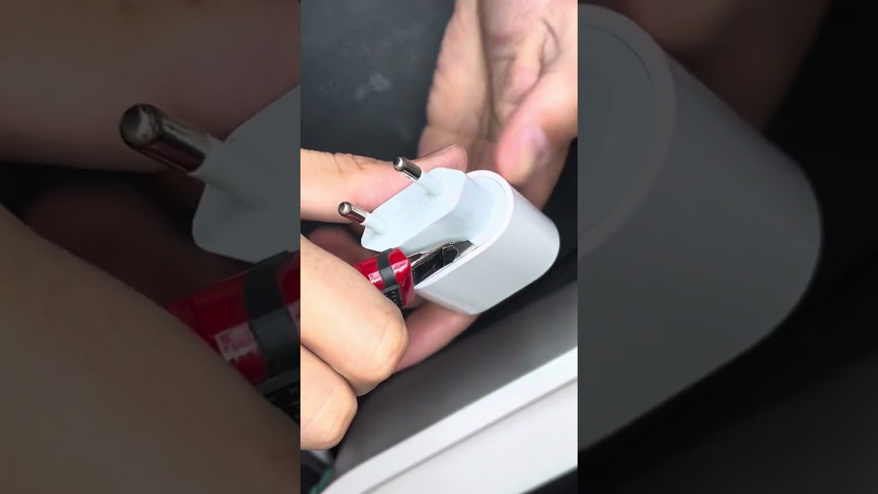 Ouvrir un chargeur d’iPhone Apple sans le casser / open your Apple charger without breaking it?