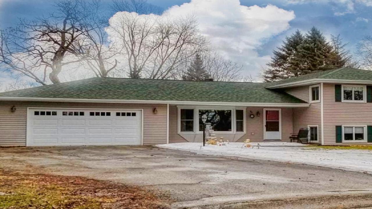 1201 Oakwood Ln, Elkhorn, WI Presented by Kim & Joel Reyenga.