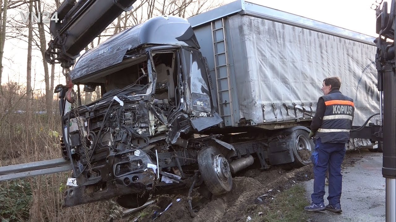 19.12.2019 - VN24 - Sattelzug Bergung nach schwerem Unfall auf B1 in Paderborn