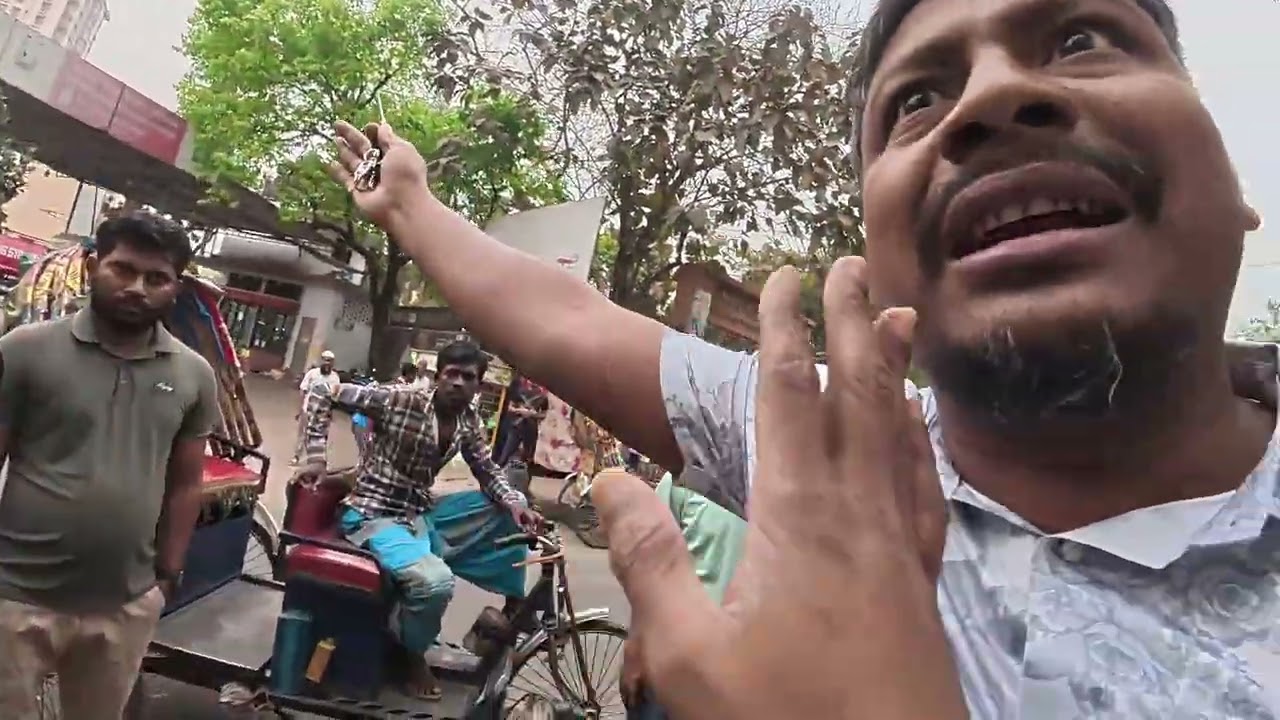 স্থানীয় হলে যা হয় আরকি! #newmarket #nilkhet #dhaka #traffic