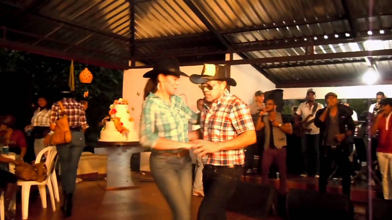 FRANCIS ROSARIO BAILANDO CON LUIS Y RAFA.