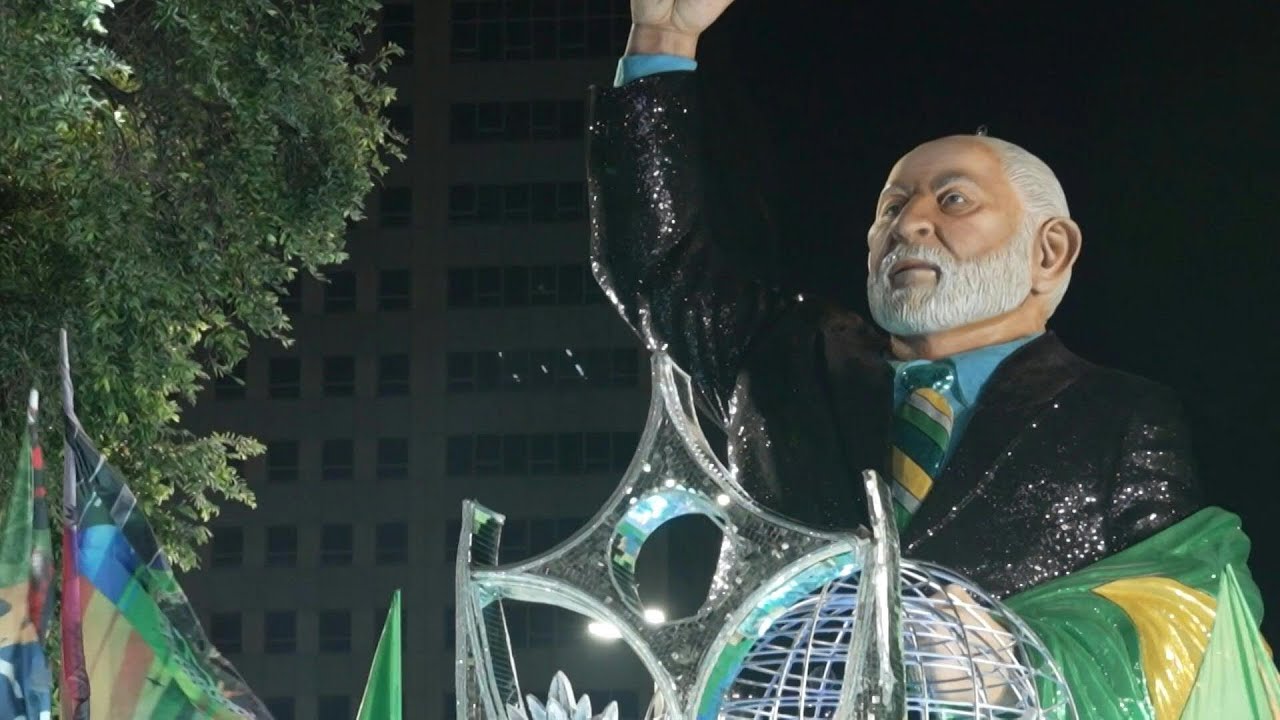 Acadêmicos de Niterói levanta a Sapucaí com homenagem ao presidente Lula | AFP