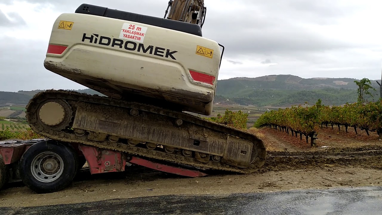 operatör Hidromek 300 ü tıra bindirirken zorlaniyor
