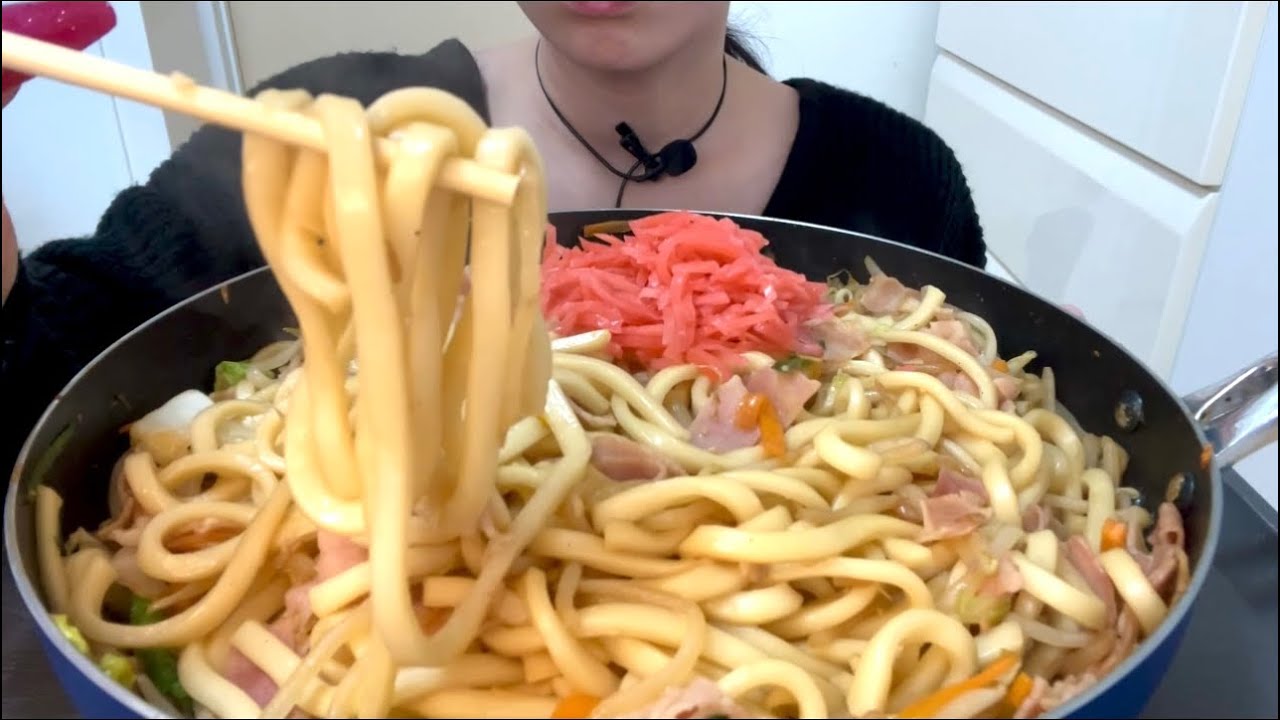 【ASMR，咀嚼音】Fried Udon Noodles！熱々焼きうどん！