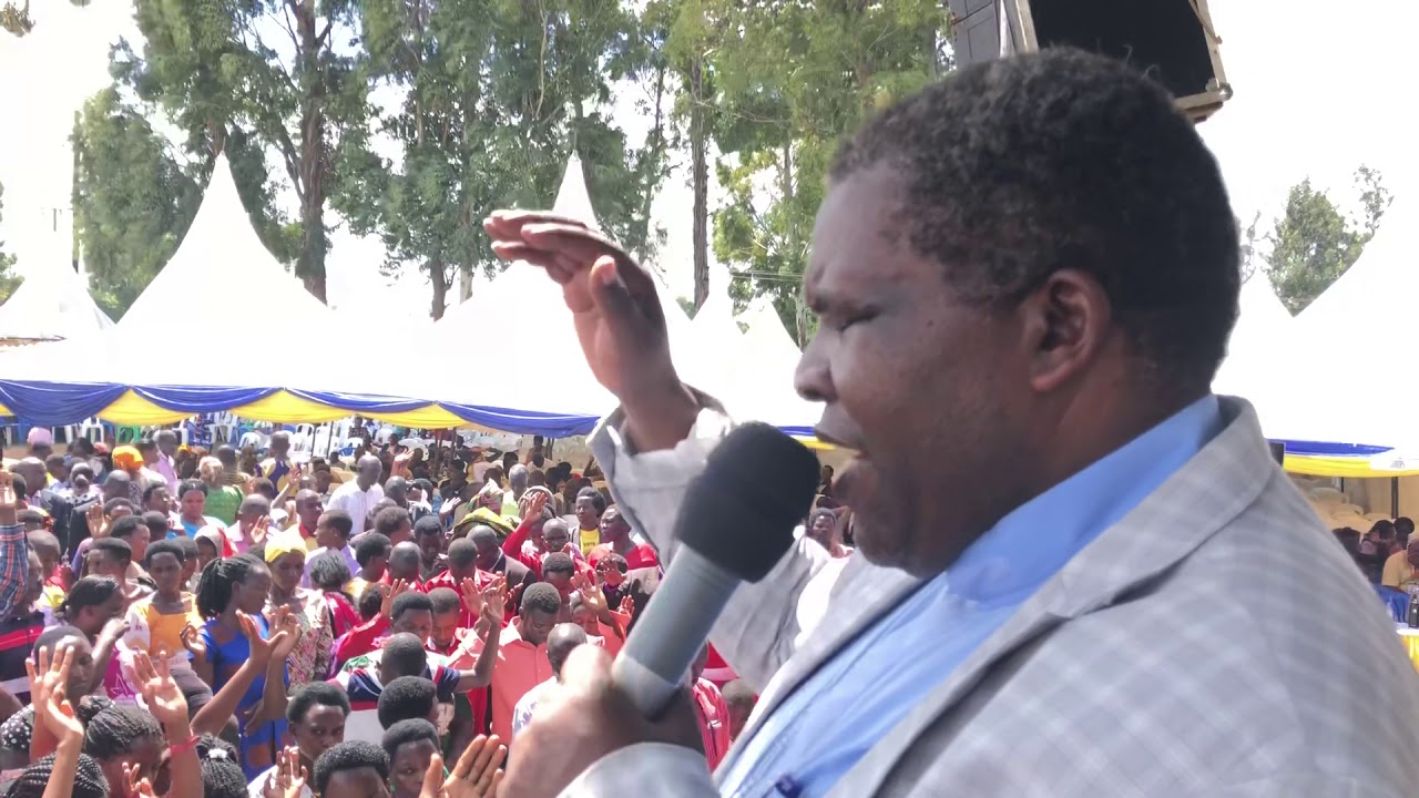 Canon Dr Medad Birungi leading thousands in an altar call to no longer hurt one’s spouse.