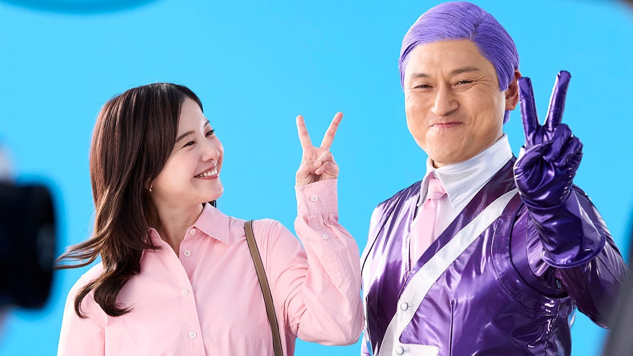 吉高由里子、スペーススーツ姿のオードリー春日俊彰に興味津々！？「こんなに分厚かったっけ？」　久光製薬「アレグラFX」新CM＋メーキング