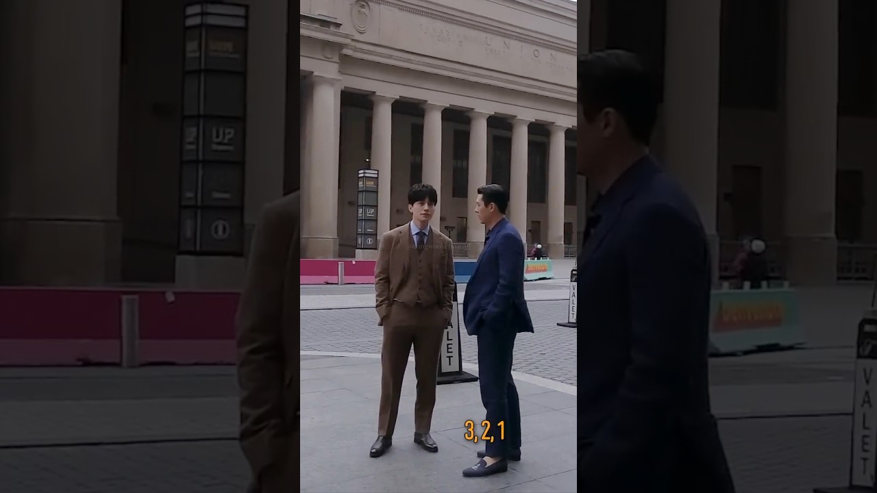 길에 서 있는 이동욱, 현빈