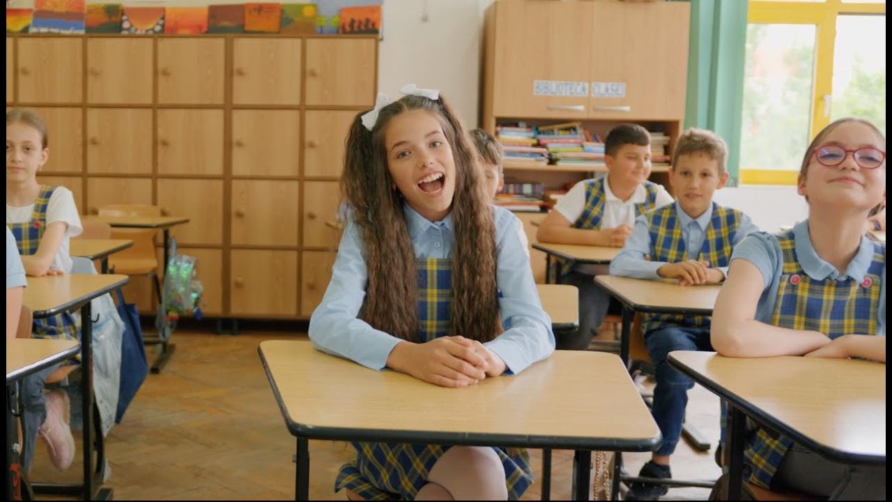 Maria Larisa Roman - Doamna noastră învățătoare | Videoclip