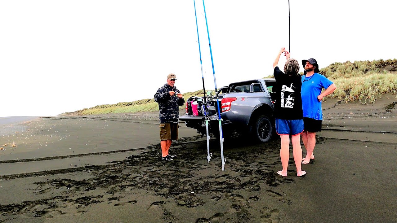 Surfcasting Muriwai beach - Prt 1 trying to find that bank that produces the goods (tips & tricks)
