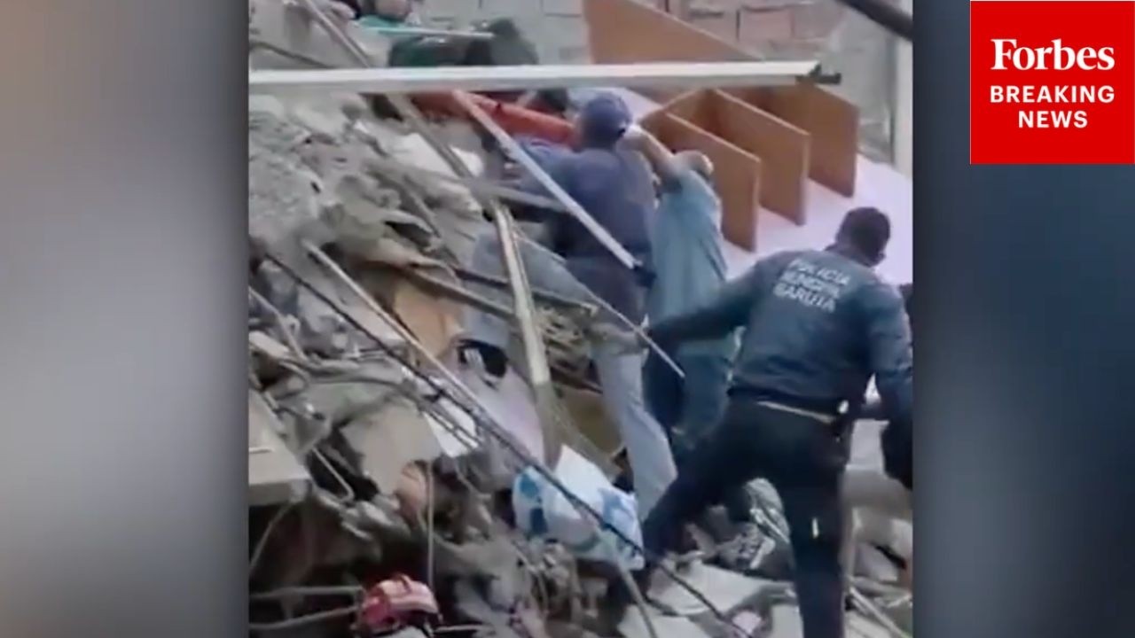 RAW VIDEO: Venezuelans Dig Through Rubble To Find Survivors After Massive Earthquakes