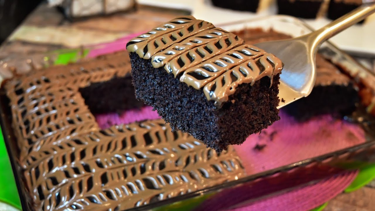 كيكة الشكولاته اقتصاديه  فقط بيضتين مع صلصة الشكولاته من غير زيت باسهل طريقه   Chocolate Cake