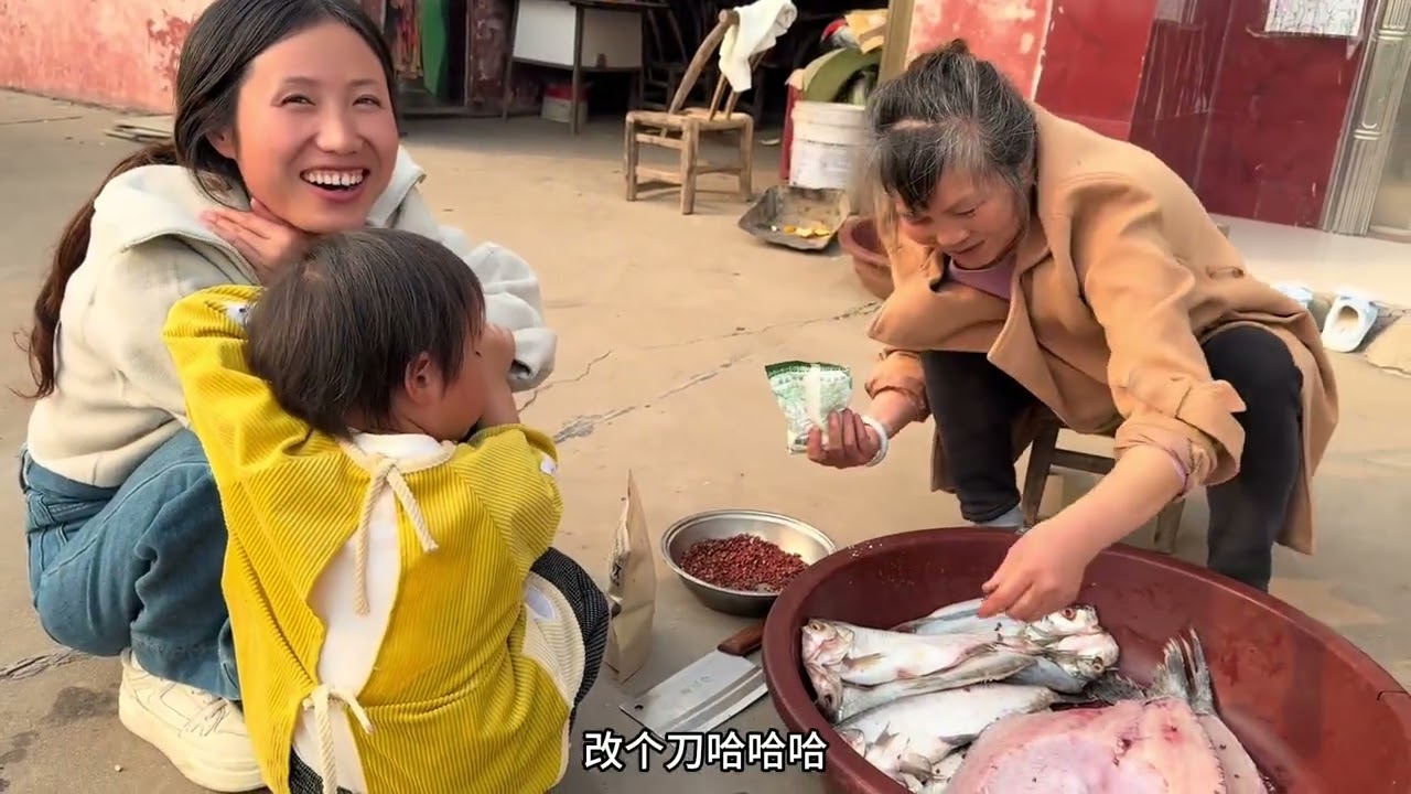 马上就要进入腊月，你们家的腊鱼腊肉腌了吗？小芳说买上一头猪 #记录真实生活