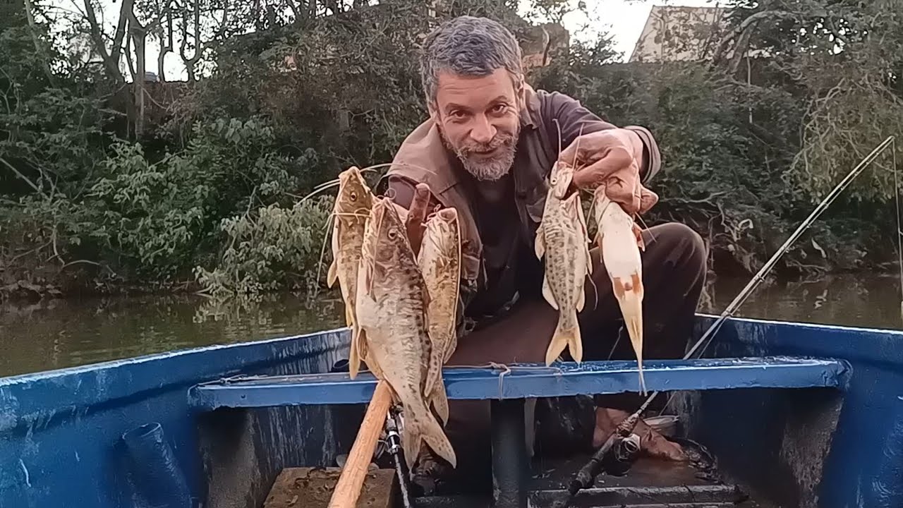 Deu bom na pescaria de Mandi no frio! Pesca de canoa