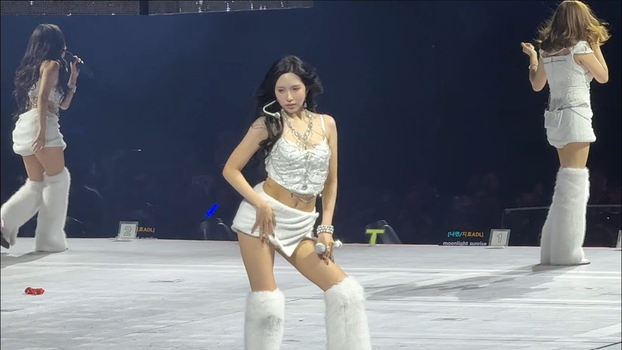 [FANCAM] 2-27-26 - Twice – THIS IS FOR TOUR - Atlanta – Moonlight Sunrise
