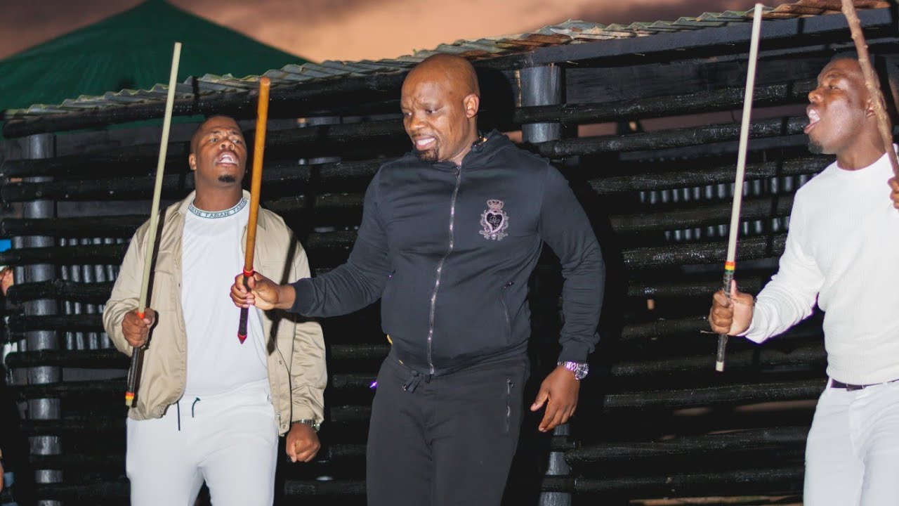Izinsizwa zigiya kwaGwala kugujwa usuku lokuzalwa luka Bonginhlanhla Gwala.
