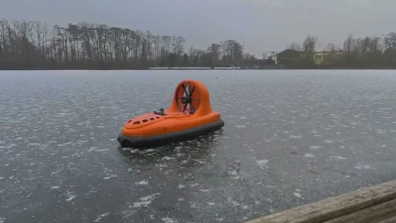 Luftkissenboot auf dem Eis