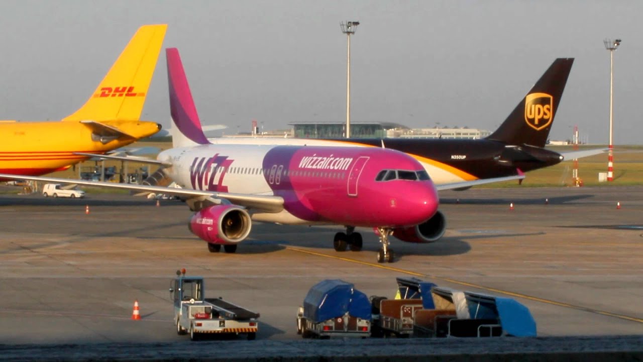 Wizz Air HA-LPE landing at Ferihegy