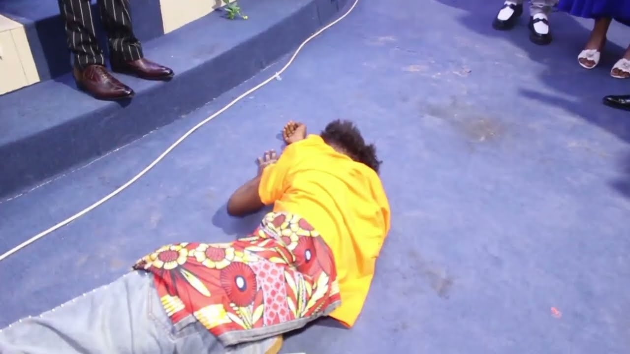 KAKE: MUTU AKUFI ALAMUKI NA &Eacute;GLISE YA MOISE KASONGO AZA SOMON : LA POLICE EYE CONTROLE 