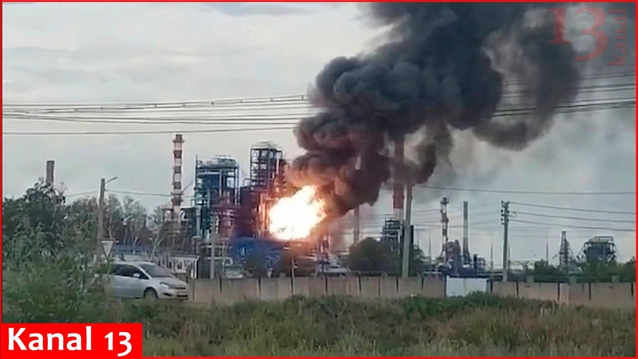 Момент удара дрона FP-1 по ключевому Омскому нефтеперерабатывающему заводу в России &mdash; начался сил...