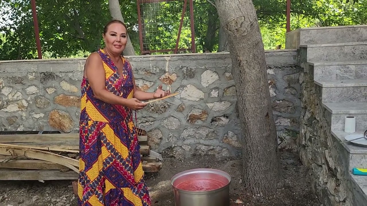Safiye Soyman dan Yayla ve Köy Evinde Topladığı Domateslerinden Odun Ocağında Menemen Yapımı