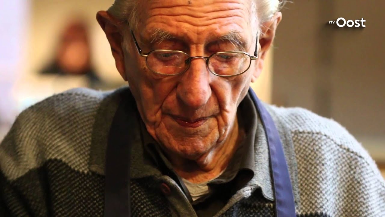 89-jarige sigarenmaker Tinus Vinke hoopt op een feestjaar bij fabriek in Kampen