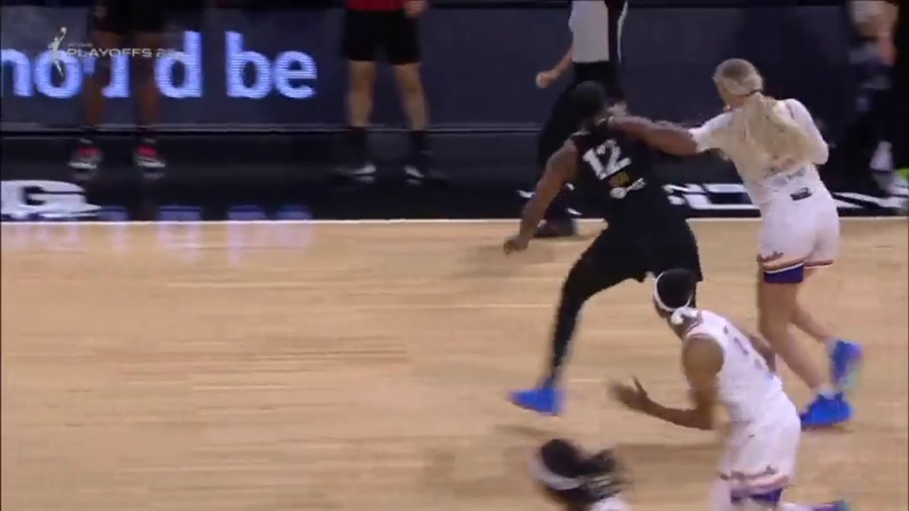 Chelsea Gray tries to bully Sophie Cunningham after turnover