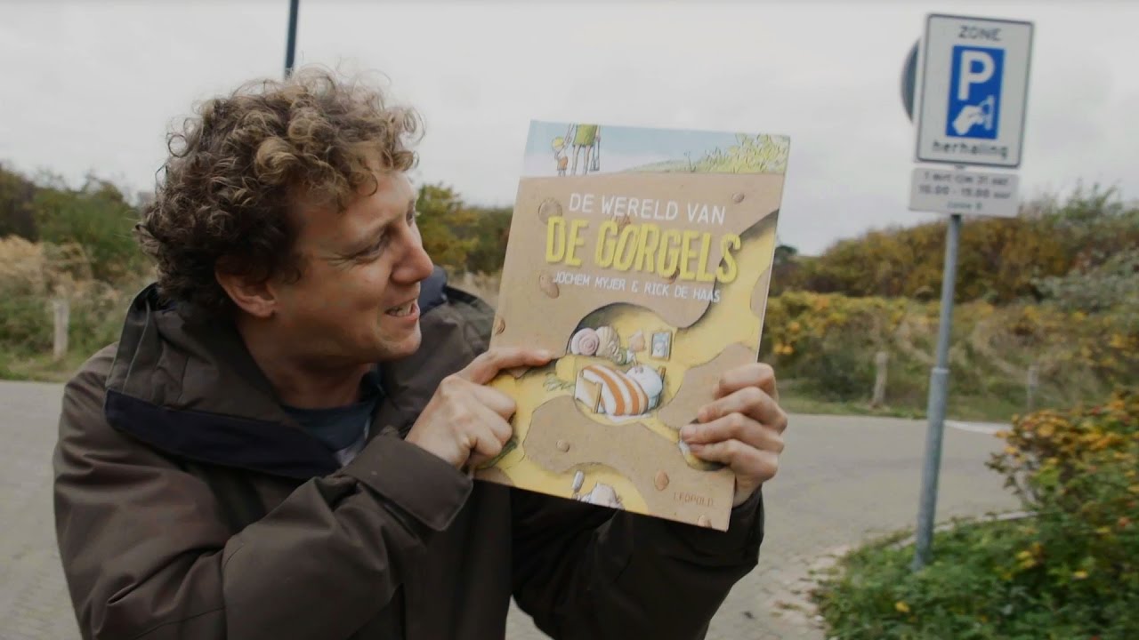 Jochem Myjer reikt eerste exemplaar 