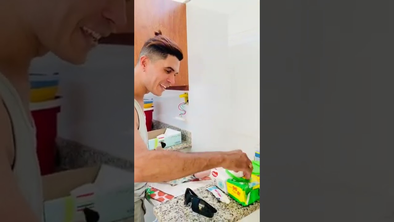 Tio dindo trocando fralda