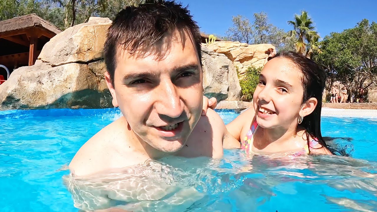 👧 BĂLĂCEALĂ în PISCINA din BARCELONA 💢 SPANIA 🇪🇸 MARA, TEO și BRI 👉 Vacanța de Vară  🌊 la MARE 🆕